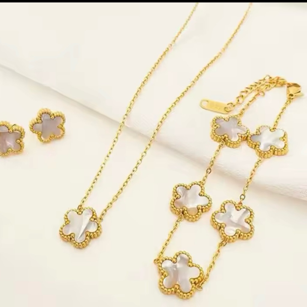 Chic Gold And White Floral Jewelry Set